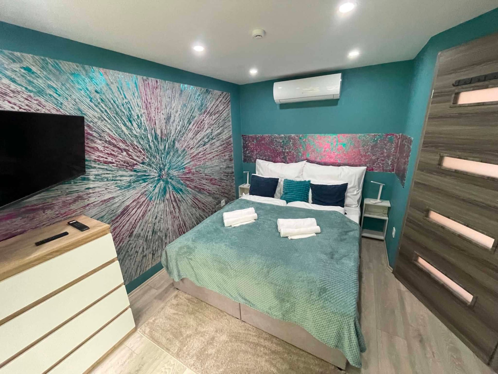 Türkiz hálószoba klímával és nagy Smart TV-vel